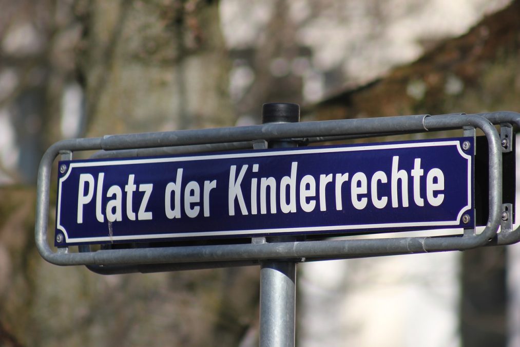 Straßenschild "Platz der Kinderrechte"