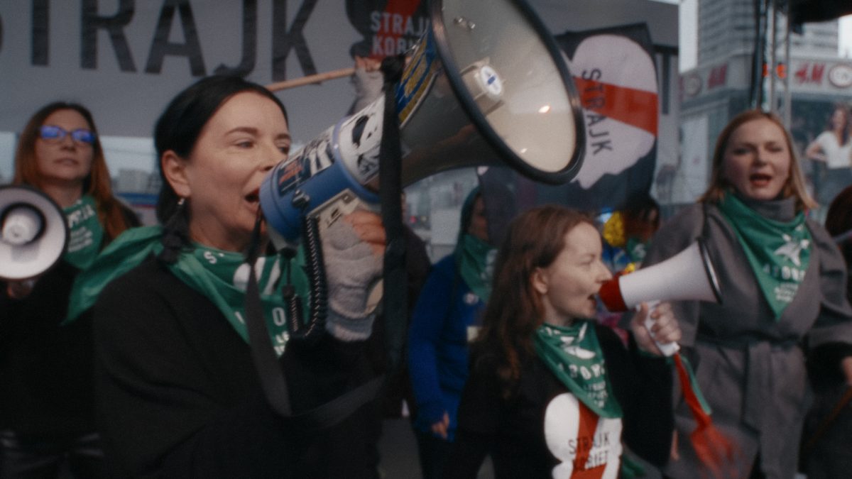 Foto zum Film: Frauen protestieren mit Megaphone.
