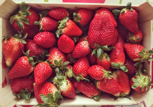 Deutsche Erdbeeren für 1,99 € - ist das gerecht? Eine kritische Auseinandersetzung mit Saisonarbeit