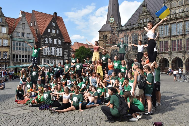 Jugendgruppe vor dem Bremer Marktplatz.