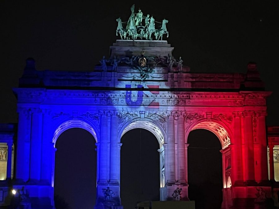 Der Triumpfbogen im Park Cinquantenaire in Brüssel wird mit den Farben der französischen Flagge angeleuchtet.