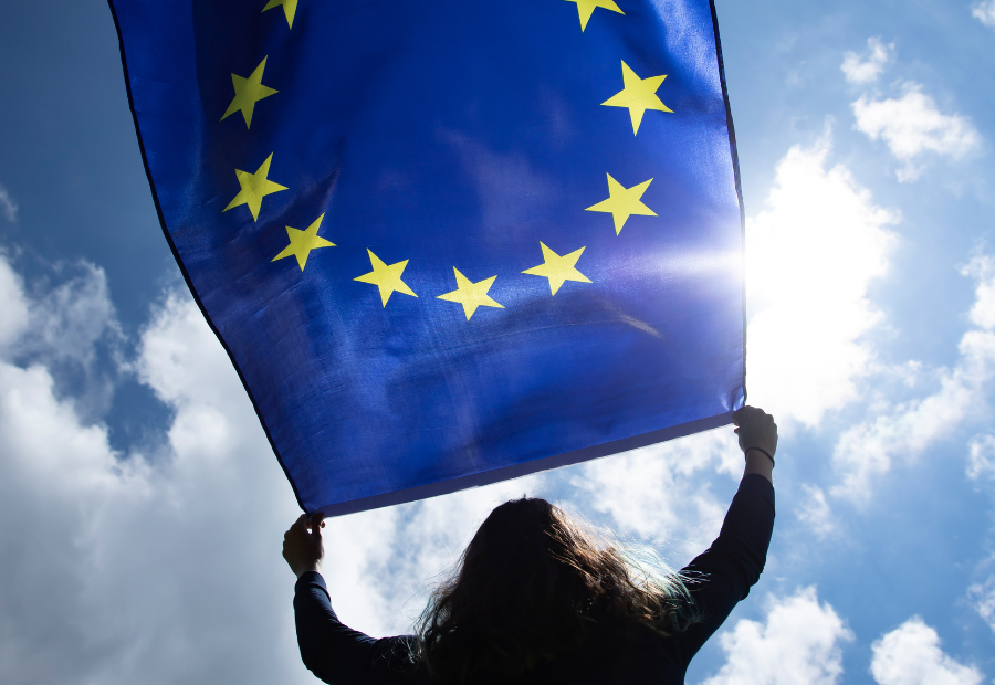 Frau mit Europaflagge
