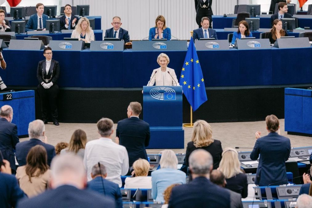 Ursula von der Leyen am Podium